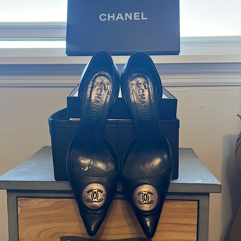 Vintage Chanel pumps. 3” heel with Chanel logo & can be worn from work to dinner